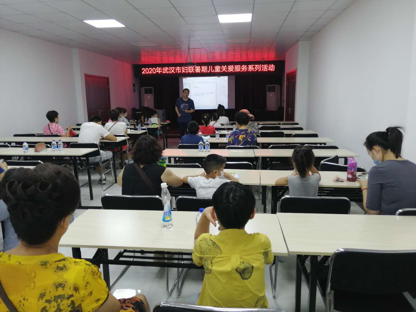 2020年8月11日上午，武汉市妇女儿童活动中心党支部结合武汉市妇联暑期儿童关爱服务系列活动 “流动安全大篷车”走进了汉阳区五里墩街五墨里社区，受到参与活动的社区家长及儿童的一致好评。.jpg